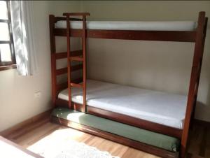 a couple of bunk beds in a room at Linda acomodação a poucos metros da praia in Caraguatatuba