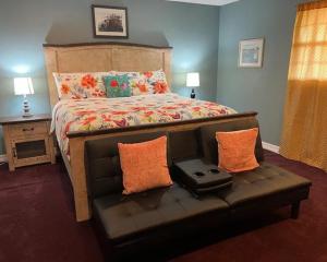A bed or beds in a room at Hilltop Home 2 br 2 ba Sleeps 6, Jacuzzi, Central AC, 2 Kingbeds, Free Wifi-Parking, Pets, Full Kitchen Washer&Dryer, Starry Terrace Dining, 2Patios Grill Stovetop Oven Large Fridge Firepit 4acres4Camping&Hiking Wildlife, Scenic Hillview Sunset View Porch