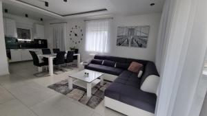un soggiorno con un divano e un tavolo di Holiday House Gavran a Vodice