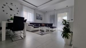 un soggiorno con un divano e un tavolo di Holiday House Gavran a Vodice