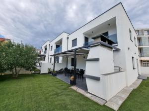 vista esterna di una casa bianca con cortile di Holiday House Gavran a Vodice