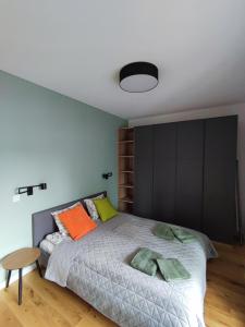 Cama ou camas em um quarto em Bohema Praga Apartments, Metro Szwedzka, near Old Town