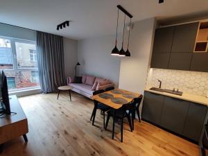 A cozinha ou cozinha compacta de Bohema Praga Apartments, Metro Szwedzka, near Old Town