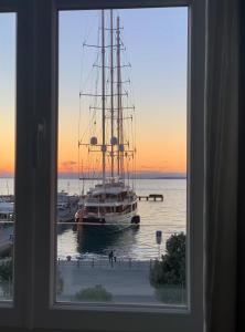 una grande barca è ormeggiata presso un molo di Five Flowers - Guest House a Trieste