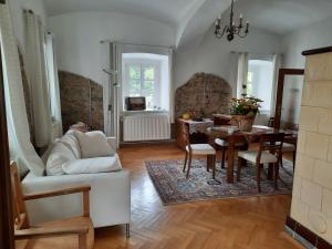 ein Wohnzimmer mit einer weißen Couch und einem Tisch in der Unterkunft Landhaus Just in Maria Elend