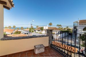 einen Balkon mit Straßenblick in der Unterkunft Villa Paradise in Benalmádena