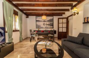 Villa Paradise في بينالمادينا: غرفة معيشة مع طاولة وأريكة