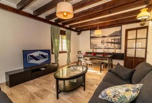 Villa Paradise في بينالمادينا: غرفة معيشة مع أريكة وطاولة