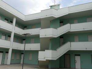 - une vue extérieure sur un immeuble avec des escaliers dans l'établissement Casa Almyrà Costa dei trabocchi, à Fossacesia 3 autres photos