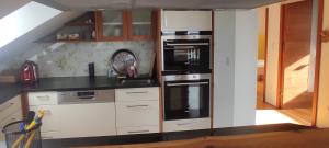 Kuchyňa alebo kuchynka v ubytovaní Ferienwohnung Sonnenhang Würnitz