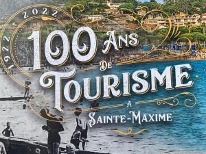 un libro de arte del turismo con una foto de una playa en Terracotta by les Appartements Mistretta, en Sainte-Maxime