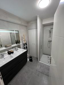 a bathroom with a tub and a sink and a shower at Appartement 6 pers Val d'Europe - Disneyland Paris - Captain America in Chessy +95 photos