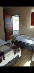 MataracaにあるBarra Adventure Pousadaの窓のある部屋にベッドが2つある