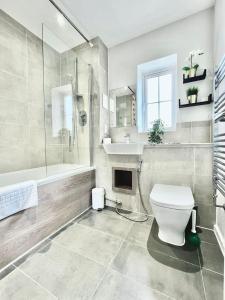 een badkamer met een toilet, een douche en een wastafel bij 3 bedroom lovely apartment in Slough with free parking in Farnham Royal
