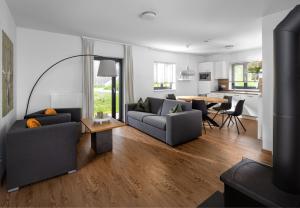 Sala de estar con 2 sofás y mesa en Chalet-Resort Montafon, en Sankt Gallenkirch