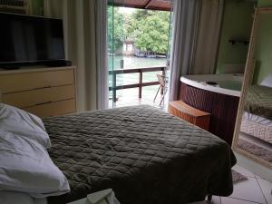 Un dormitorio con una cama y vista a un balcón. en Pousada Miami, en Río de Janeiro 24 fotos más