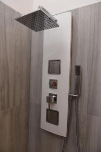 een douche met een douchekop in de badkamer bij La Casetta di Vale in Taranto