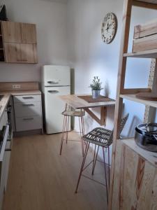 Apartment Karla في غارميش - بارتنكيرشين: مطبخ مع ثلاجة بيضاء وطاولة وكراسي