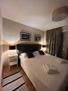 Łóżko lub łóżka w pokoju w obiekcie Apartman Yacht