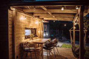 Patio lub wspólna przestrzeń na świeżym powietrzu w obiekcie Czill-Lokum- klimatyczna chata w Beskidach z balią i sauną