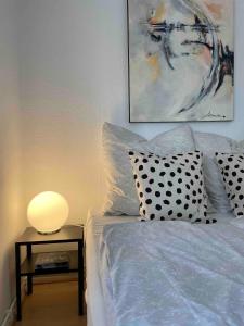 En eller flere senge i et værelse på Apartment Strauss #EINS 1,5 Zi BS-östliches Ringgebiet