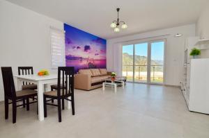 een woonkamer met een tafel en een bank bij Four Seasons Apartments in Kotor