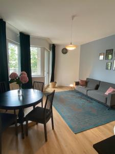 una sala de estar con una mesa y un sofá en Beautiful apartment with balcony, en Berlín