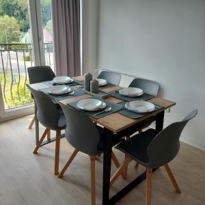 una mesa de comedor con sillas y un asterisco en Apartament26 en Stronie Śląskie