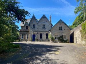 uma casa velha com uma entrada em frente em Fabulous 2 Bedroom House just outside Edinburgh em Auchendinny