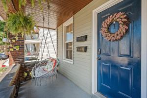 eine Veranda mit einer blauen Tür und einer Schaukel in der Unterkunft Center of Little Italy #1 in Cleveland