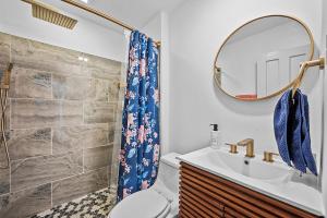 克利夫蘭的住宿－Center of Little Italy #1，一间带卫生间、水槽和镜子的浴室