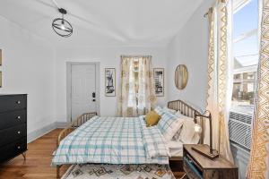 克利夫蘭的住宿－Center of Little Italy #1，一间卧室设有一张床和一个窗口