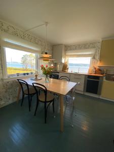 Kuchyň nebo kuchyňský kout v ubytování Unique and charming holiday home with fantastic sea views