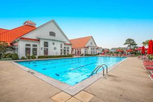 - une piscine dans un complexe avec des toits rouges dans l'établissement Relaxing Bethany Beach Retreat, Pools, Families Welcome Including Dogs!, à Ocean View