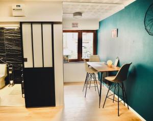 a dining room with a table and chairs at Studio Forbach Centre Gare in Forbach