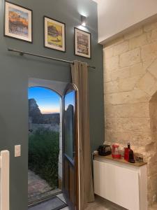 a bathroom with a shower with a glass door at Le Lodge de Richard, studio indépendant in Marçay