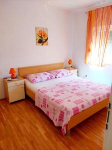 Posteľ alebo postele v izbe v ubytovaní Apartments MARKO-Sevid-20m from the beach