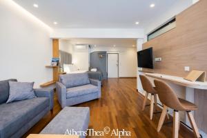 salon z kanapą i stołem w obiekcie AthensThea Alpha Luxury Penthouse Apt in Omonia w Atenach