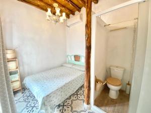 Dormitorio pequeño con cama y aseo en CASA ESCONDIDA - Residencia de artistas, en Córdoba