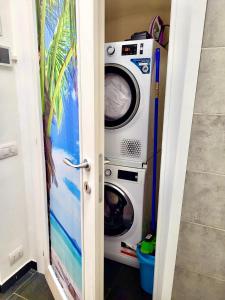 een wasmachine en een droger in de kamer bij La Casa di Pegli 21r in Genua