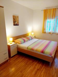 Posteľ alebo postele v izbe v ubytovaní Apartments MARKO-Sevid-20m from the beach