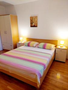 Posteľ alebo postele v izbe v ubytovaní Apartments MARKO-Sevid-20m from the beach