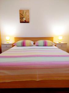 Posteľ alebo postele v izbe v ubytovaní Apartments MARKO-Sevid-20m from the beach