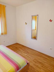 Posteľ alebo postele v izbe v ubytovaní Apartments MARKO-Sevid-20m from the beach