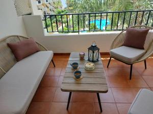 ein Wohnzimmer mit einem Sofa, einem Tisch und Stühlen in der Unterkunft La Palmera - Amazing apartment with excellent location & views in Marbella