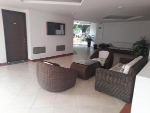 a living room with wicker chairs and a tv at Apartamento 402-G San Gil in San Gil