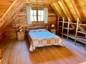1 dormitorio en una cabaña de madera con 2 camas en Casa Estilo Cabaña, Bosque Peralta Ramos en Mar del Plata
