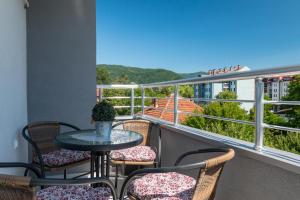 d'une table et de chaises sur un balcon avec vue. dans l'établissement Apartman Agin Kutak, à Bajina Bašta