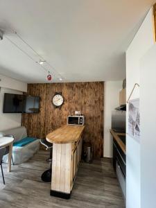 Kuchyňa alebo kuchynka v ubytovaní Superbe studio de montagne entièrement rénové