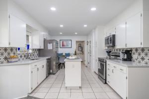 Kuchyň nebo kuchyňský kout v ubytování Golden Racehorse - Luxury Mid-Century Modern